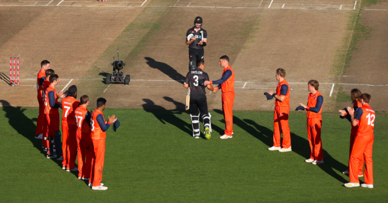 Watch- Netherlands Staff Offers A Guard Of Honor To Ross Taylor As He Walks In To Bat For The Ultimate Time In His World Occupation