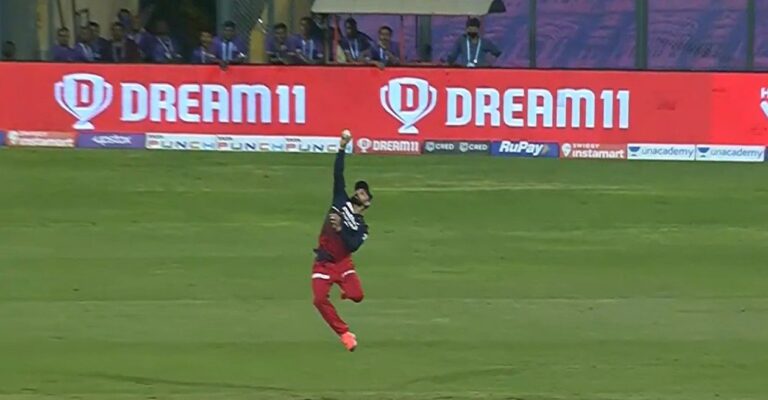 IPL 2022 [WATCH]: Virat Kohli plucks a one-handed screamer to see-off Rishabh Pant