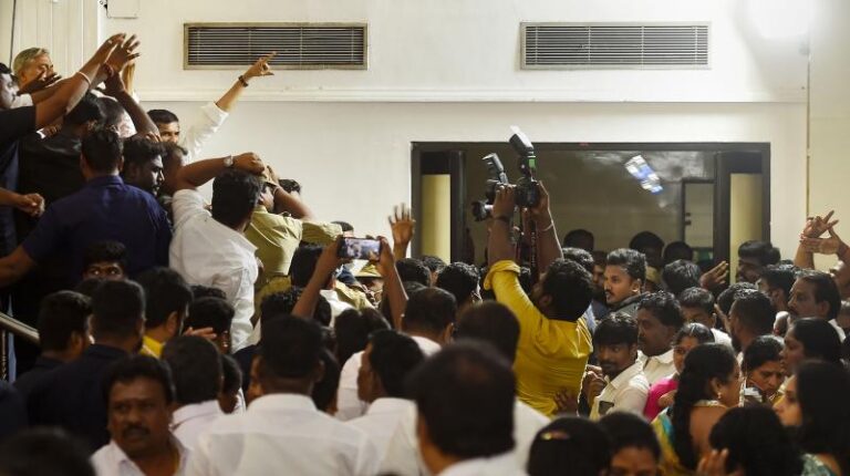 AIADMK meet results in chaos